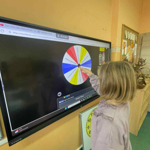 Uczniowie losują sobie zadania na kole życzliwości do wykonania na przerwie