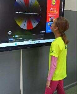 Uczniowie losują sobie zadania na kole życzliwości do wykonania na przerwie