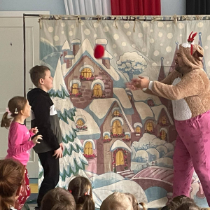 Uczniowie wraz z aktorami na scenie