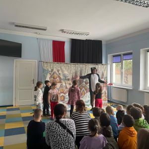 Aktorzy na scenie i widownia