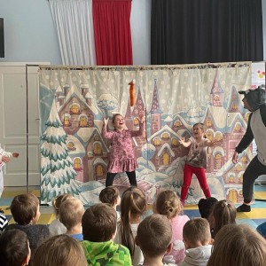 Uczniowie wraz z aktorami na scenie