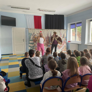 Aktorzy na scenie i widownia