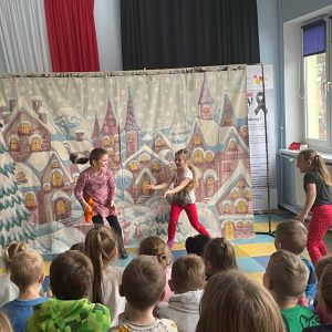 Uczniowie wraz z aktorami na scenie