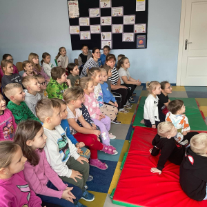 Aktorzy na scenie i widownia