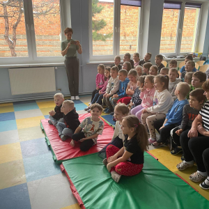 Aktorzy na scenie i widownia