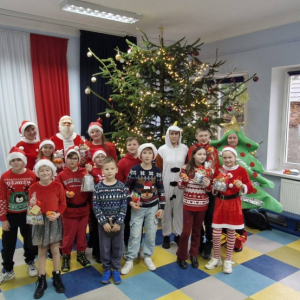 Klasa 4 przed choinką w holu 