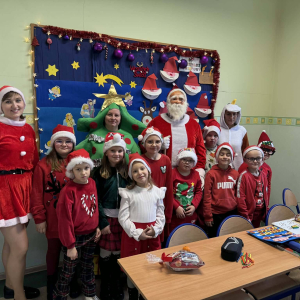 Pomocnicy Mikołaja wraz z klasą 1