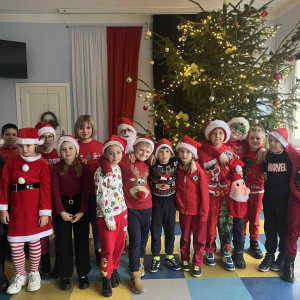 Uczniowie klasy 2 przed choinką w holu 