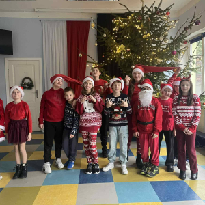 Klasa 4 w holu przed choinką