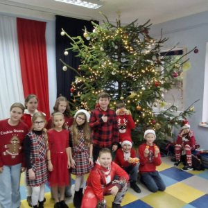 Uczniowie w holu przed choinką