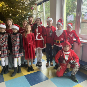 Klasa 5 przed choinką w holu 