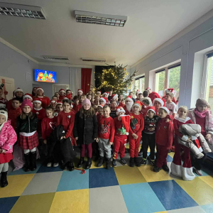 Uczniowie na holu szkoły przez choinką