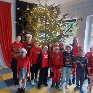 Klasa 4 w holu przed choinką