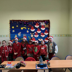 Klasa 1 w klasie przy gazetce mikołajkowej