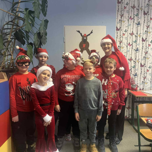 Uczniowie klasy 3 w klasie z wychowawczynią