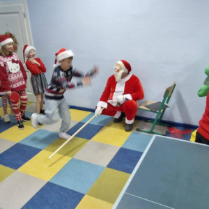 Uczniowie skaczą przez rózgę 