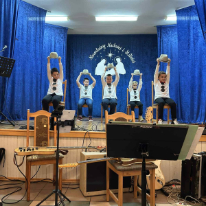 Chłopcy tańczą taniec bałwanków