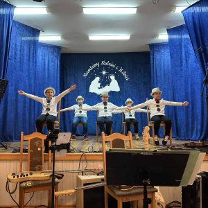 Chłopcy tańczą taniec bałwanków