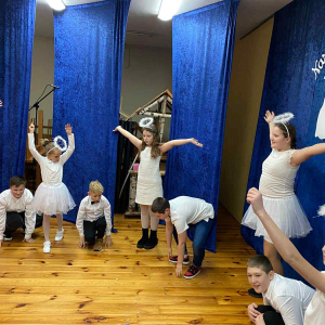 Dzieci tańczą na scenie