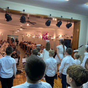 Dzieci recytują wiersze na scenie