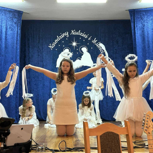 Dziewczynki tańczą taniec aniołów