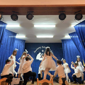 Dzieci tańczą na scenie