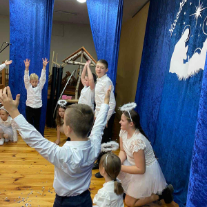 Dzieci tańczą na scenie