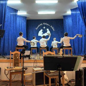 Chłopcy tańczą taniec bałwanków