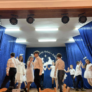 Dzieci tańczą na scenie