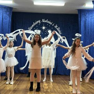 Dziewczynki tańczą taniec aniołów