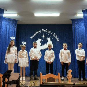 Dzieci recytują wiersze na scenie