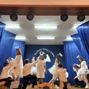 Dzieci tańczą na scenie