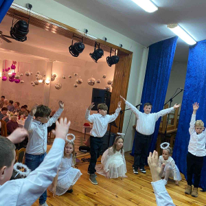 Dzieci tańczą na scenie