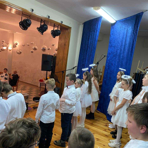 Dzieci recytują wiersze na scenie