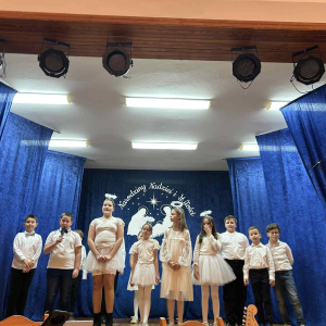 Dzieci recytują wiersze na scenie