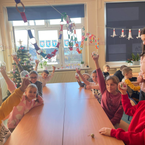 Dzieci zdobią pierniki lukrem