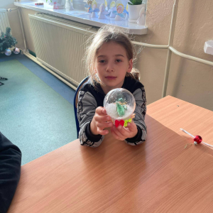 Uczniowie pokazują wykonane przez siebie ozdoby świąteczne 