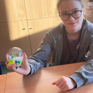 Uczniowie pokazują wykonane przez siebie ozdoby świąteczne 