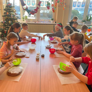 Dzieci zdobią pierniki lukrem