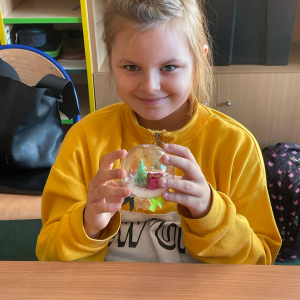 Uczniowie pokazują wykonane przez siebie ozdoby świąteczne 