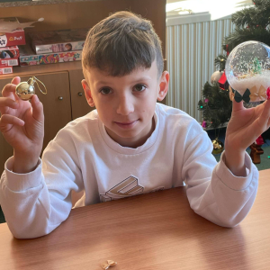 Uczniowie pokazują wykonane przez siebie ozdoby świąteczne 