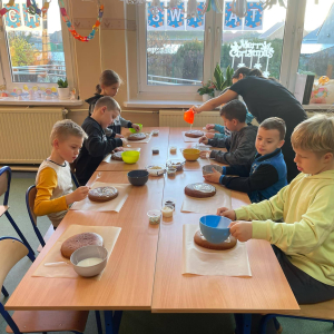 Dzieci zdobią pierniki lukrem