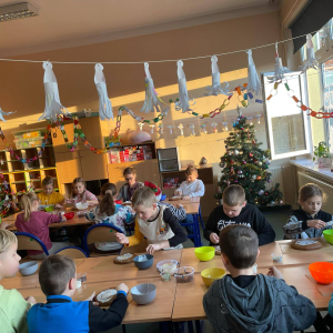 Dzieci pracują przy stolikach