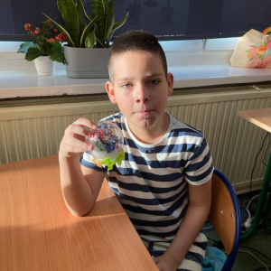 Uczniowie pokazują wykonane przez siebie ozdoby świąteczne 