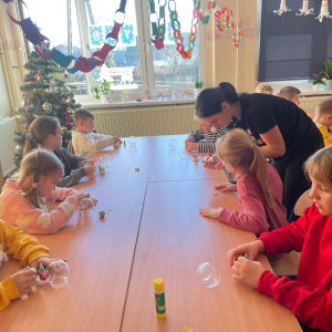 Dzieci pracują przy stolikach