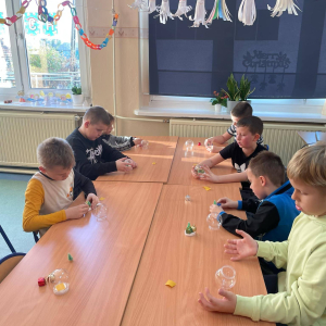 Dzieci zdobią pierniki lukrem