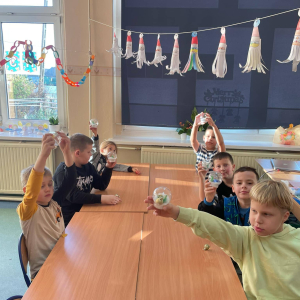 Uczniowie pokazują wykonane przez siebie ozdoby świąteczne 