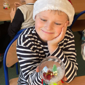 Uczniowie pokazują wykonane przez siebie ozdoby świąteczne 