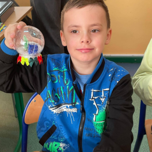 Uczniowie pokazują wykonane przez siebie ozdoby świąteczne 