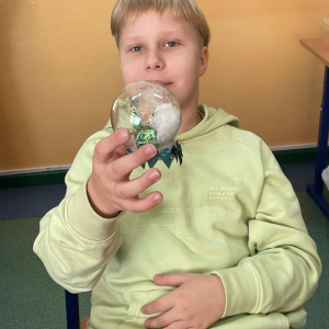 Uczniowie pokazują wykonane przez siebie ozdoby świąteczne 